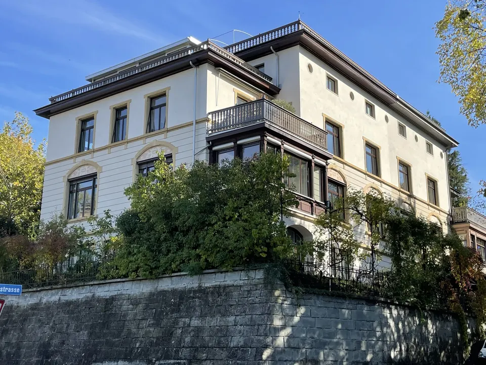 Altbau-Villa mit heller, frisch renovierter Fassade