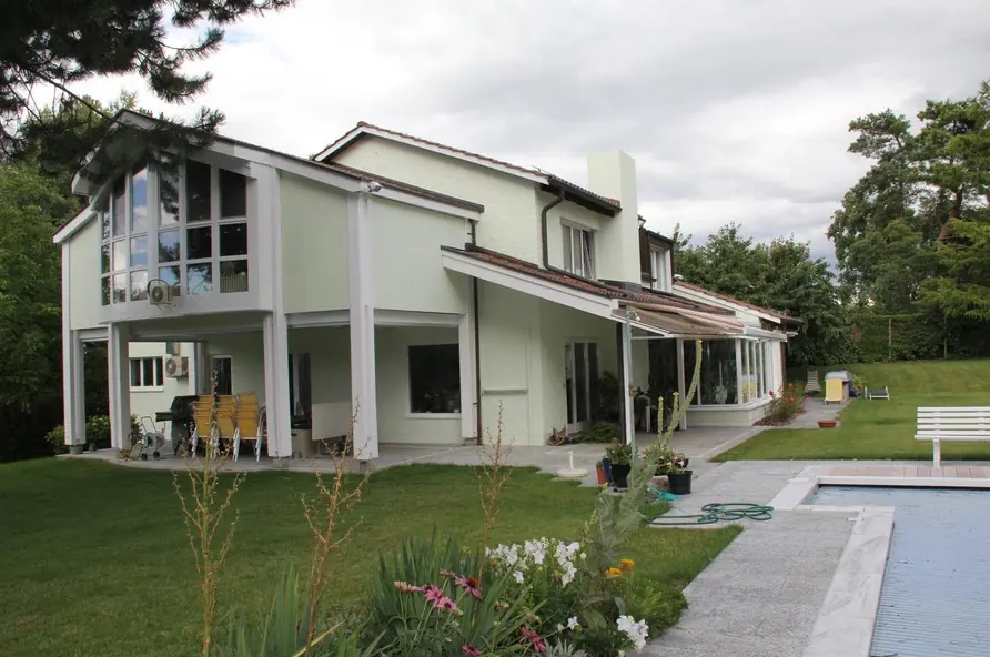 Einfamilienhaus mit Garten und hell gestrichener Fassade