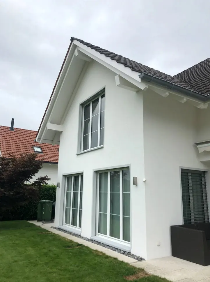 Einfamilienhaus mit weisser Fassade