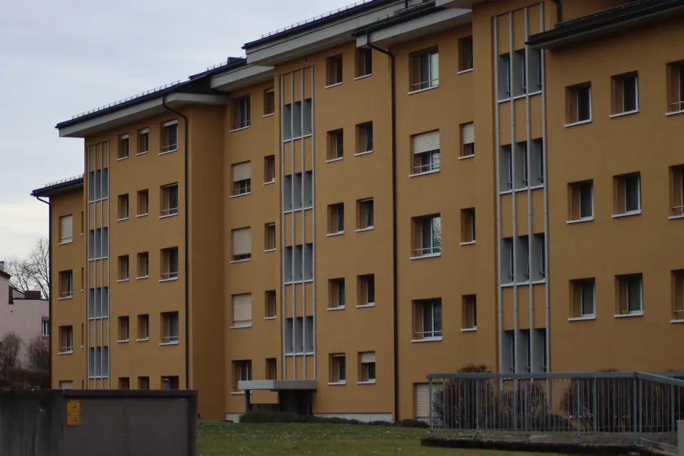 Wohnblock mit ockerfarbener Fassade