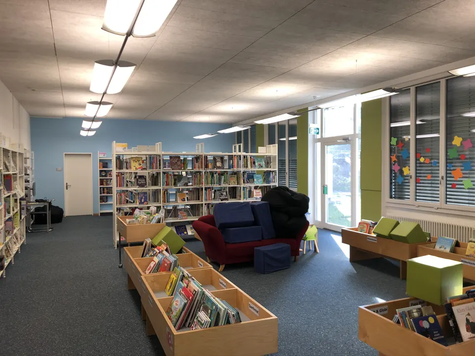 Kinderbereich einer Bibliothek mit hellblau gestrichenen Wänden