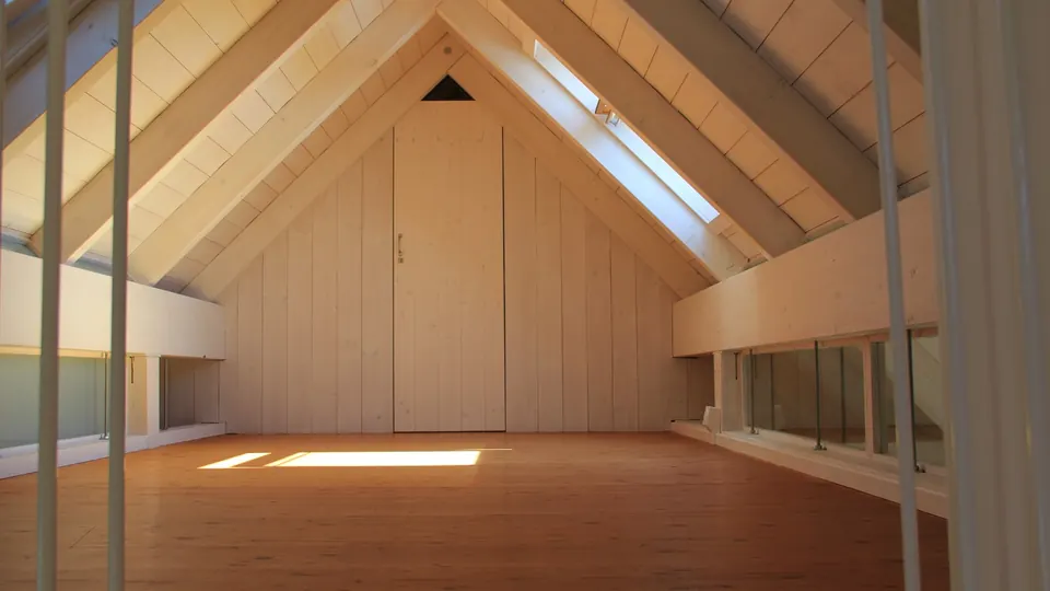 Ausgebautes Dachgeschoss mit Holzboden und Dachfenstern