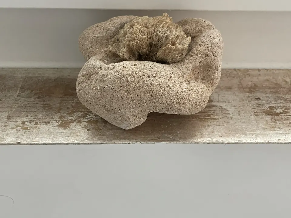 Detailaufnahme eines Fenstersimses