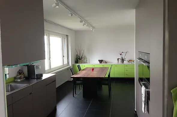 Küche und Essbereich mit grünen Akzenten