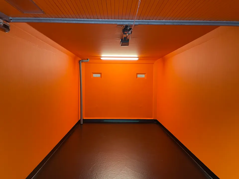Raum mit Wänden in kräftigem Orange