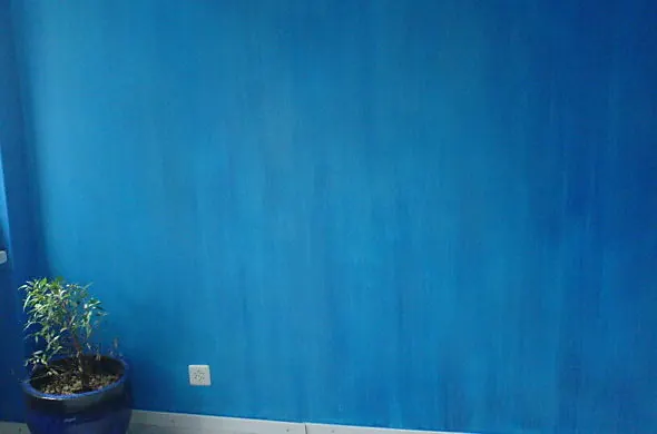 Wand in kräftigem Blau