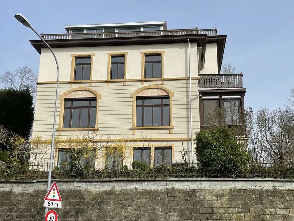 Altbau-Villa mit frisch gestrichener, heller Fassade