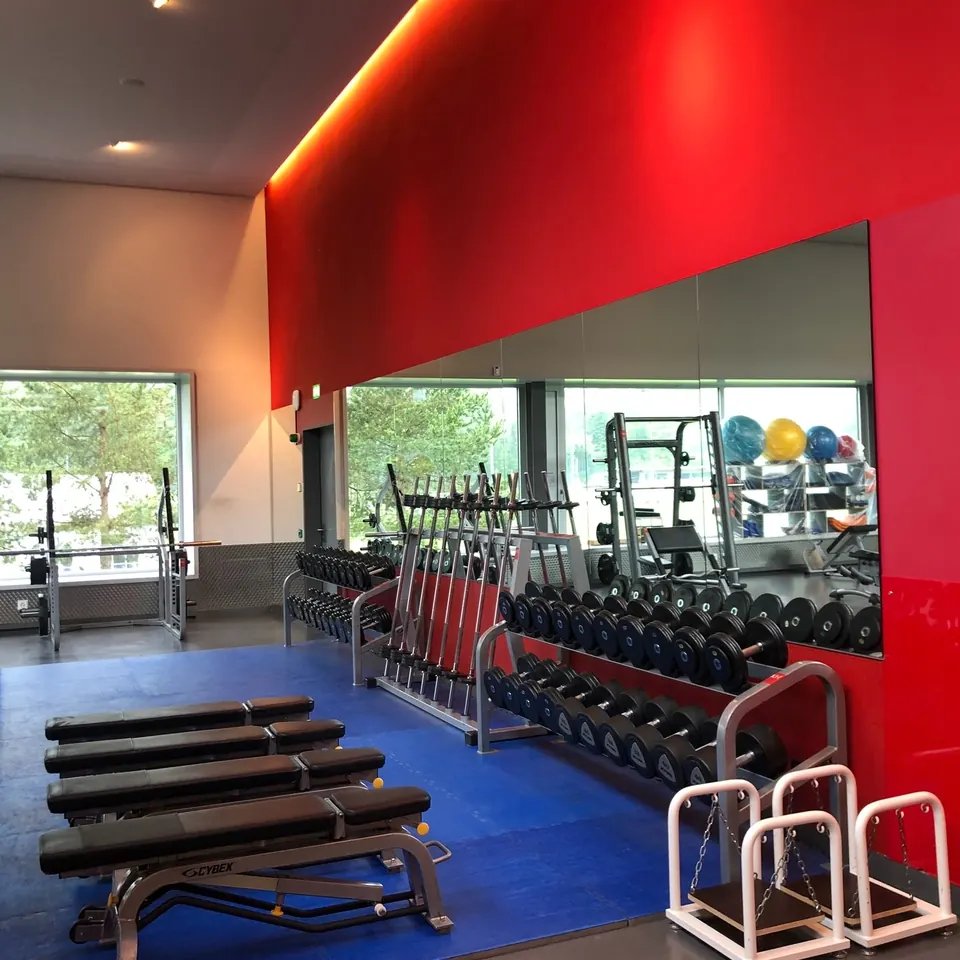Fitnessraum mit roter Akzentwand