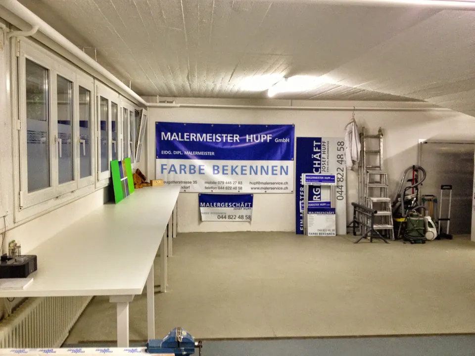 Werkstatt der Malermeister Hupf GmbH mit Firmenbanner